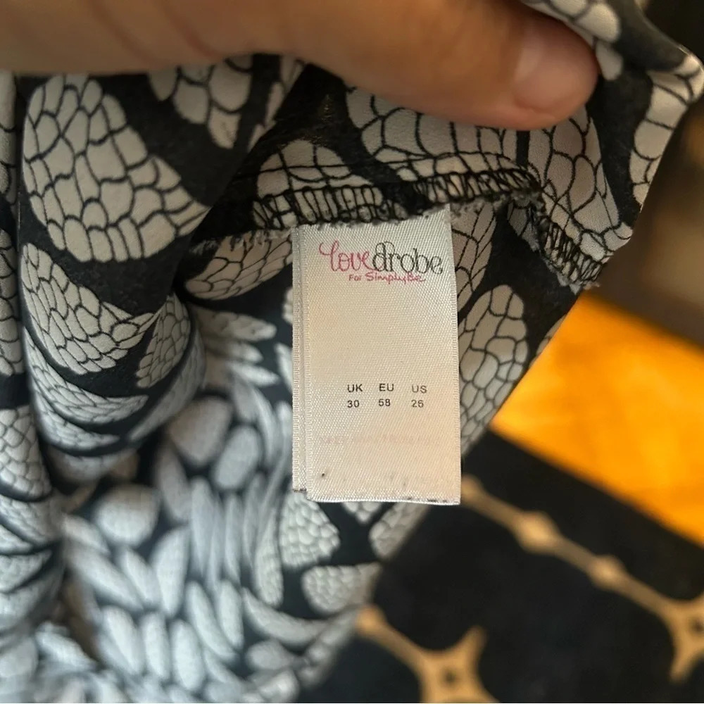 Love Drobe for Simply Be Sleeveless Collared Button Down Blouse (Plus Size) - Picture 5 of 6